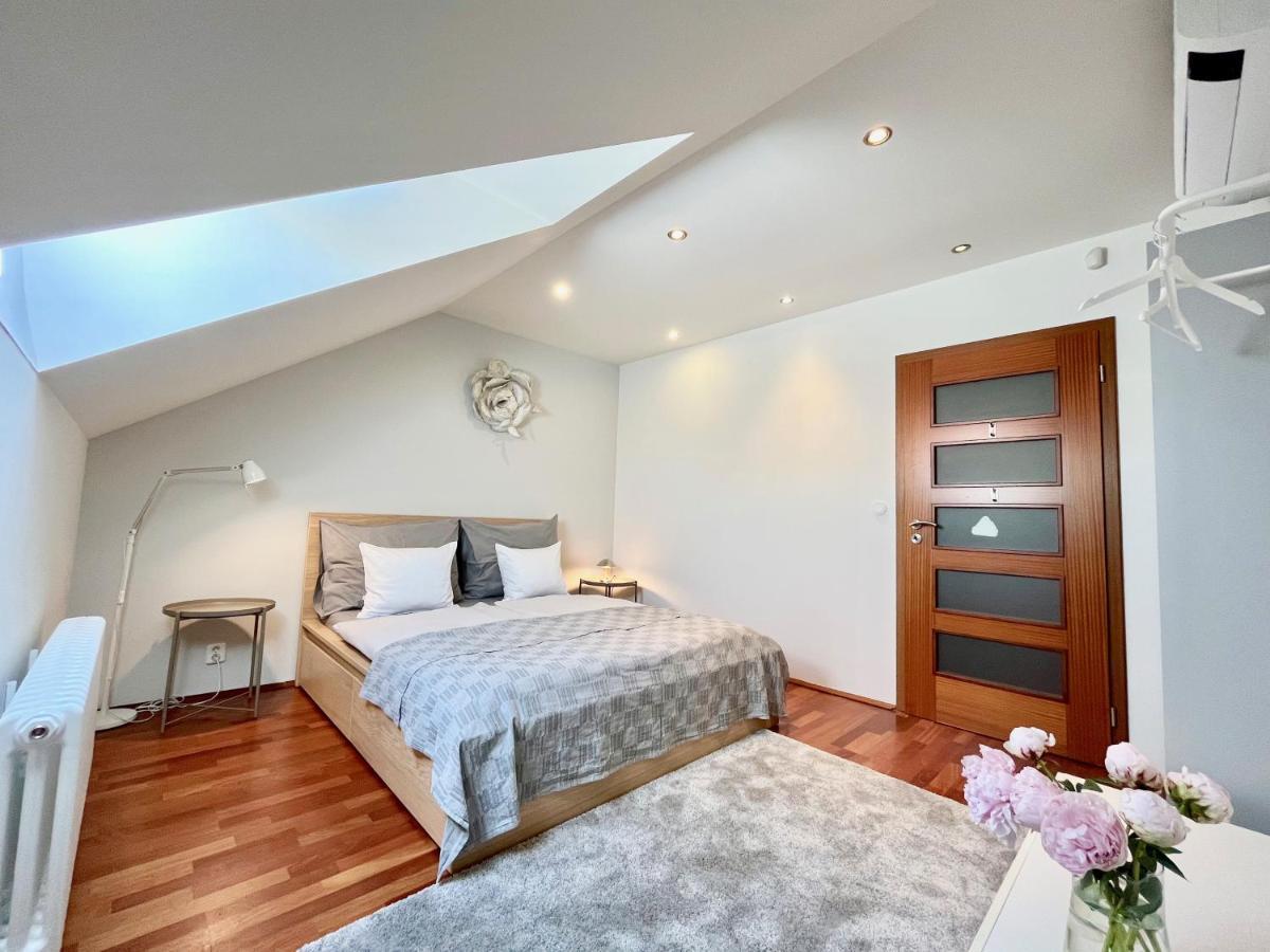 Luxury Penthouse Apartment Прага Экстерьер фото